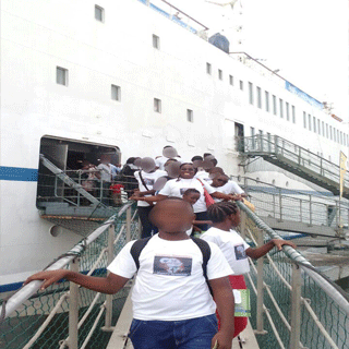 Erkurdungstour mit Kindern auf einem Schiff im Ferien