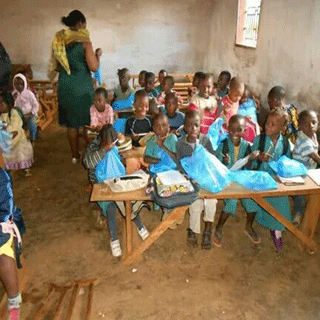 300 Hefte wurden am Schulbeginn an Kinder der erste Klasse in Bafoussam verteilt